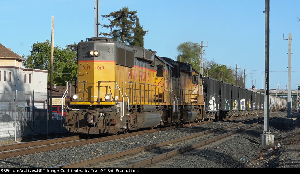 UP 1017 Leads the LSF51 04